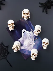 Magneti da frigo vintage di Halloween in resina disposti attorno a una carta fantasma