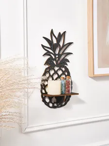 Étagère murale décorative en bois en forme d'ananas avec bougie et flacons en détail.