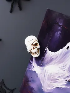 Primo piano di un magnete da frigo vintage a forma di teschio in resina per Halloween