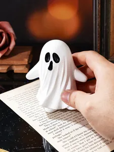 Gros plan d'une figurine de fantôme en résine blanche pour décoration d'Halloween
