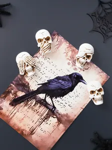 Set di quattro calamite a forma di teschio in resina vintage per decorazioni Halloween.