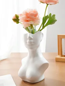 Künstlerische weiße Harz-Büsten-Vase mit Blumengesteck in wohnlicher Atmosphäre