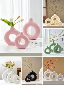 Collectie Scandinavische minimalistische donut-keramische vazen in diverse kleuren.