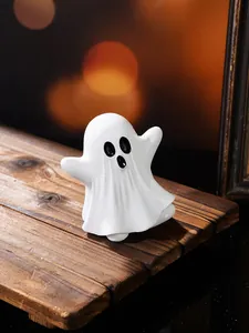 Gros plan d'une figurine de fantôme en résine blanche sur une table en bois rustique