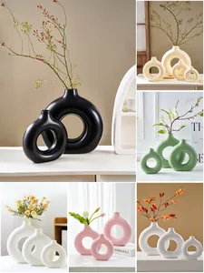 Collage van kleurrijke O-vormige keramische vazen in diverse maten en een Scandinavisch decor.