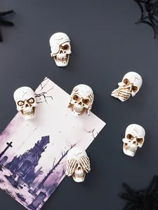 Magneti vintage per Halloween a forma di teschio su sfondo decorativo a tema