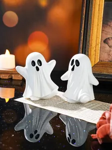 Vue détaillée de deux mignonnes figurines de fantômes en résine blanche pour Halloween