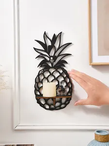 Détail de l'étagère murale en bois en forme d'ananas avec bougie et parfum déco