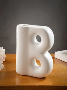 Vaso minimalista in resina bianca a forma di lettera B per fiori secchi casa.