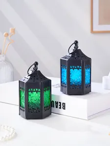 Detailansicht retro sechseckiger Eisenlaternen mit grünem und blauem geprägtem Glas.