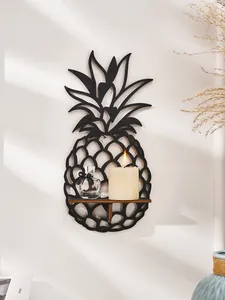 Étagère murale créative en bois en forme d'ananas avec bougie sur un mur blanc
