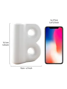 Confronto dimensioni del vaso in resina bianca a forma di B con uno smartphone