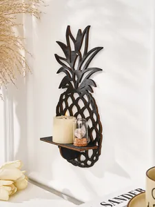 Détail de l'étagère murale en bois en forme d'ananas avec bougie et objet décoratif