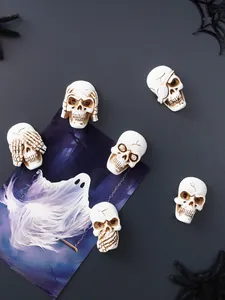 Un set di sei calamite da frigorifero in resina a forma di teschio per Halloween