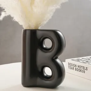 Vaso per fiori moderno minimalista in resina nera opaca a forma di B per interni