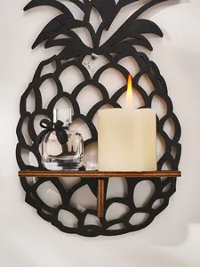 Vue détaillée de l'étagère murale en bois en forme d'ananas avec bougie et parfum