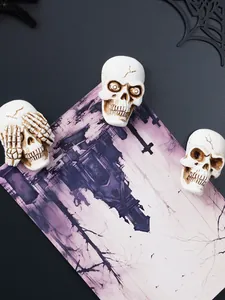 Primo piano di tre calamite da frigo a forma di teschio in resina per decorazioni Halloween.