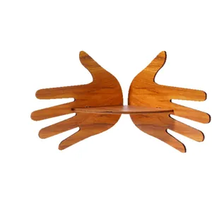 Creatieve houten handvormige wandplank voor woondecoratie