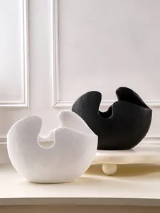 Moderne artistieke zwart-witte halfronde harsvazen voor elegante huisdecoratie stijlen