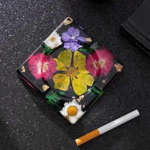 Cenicero de resina hecho a mano con flores secas y pan de oro