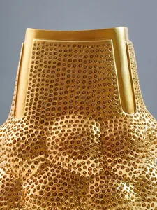 Nahaufnahme der goldenen Wabenstruktur einer modernen dekorativen Vase aus Harz