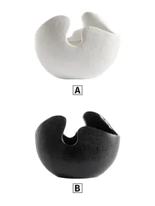 Moderne getextureerde harsvazen in zwart en wit voor minimalistische woondecoratie