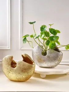 Moderne halfronde harsvazen in goud en zilver met getextureerde metallic afwerking