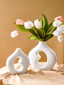 Detailansicht der minimalistischen weißen Keramikvase in Bohnenform mit mattem Finish