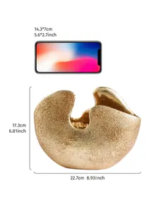 Detailweergave van de gouden halfronde hars vaas met afmetingen en een telefoon voor schaal
