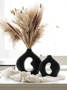 Zwei minimalistische mattschwarze bohnenförmige Keramikvasen für moderne Wohndeko