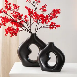 Zwei moderne schwarze Keramikvasen in Bohnenform mit künstlerischem Hohlraumdesign