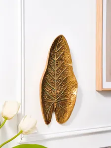 Détail d'une sculpture murale en feuille dorée vintage avec texture martelée