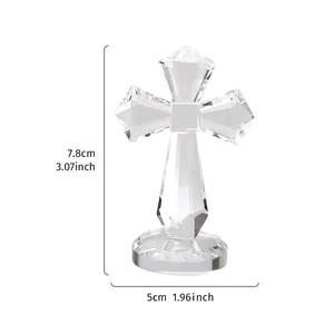 Ornement de croix en verre cristal facetté, dimensions 7,8 cm de haut et 5 cm de large