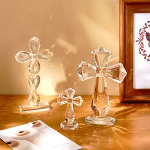 Élégant ensemble de trois croix décoratives en verre de cristal facetté avec effet prisme