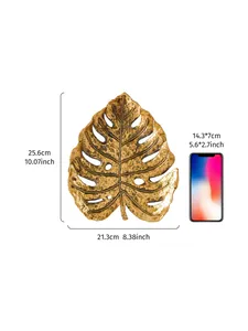 Vue détaillée de la décoration murale feuille de monstera dorée avec dimensions