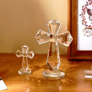 Prismes en forme de croix en cristal élégant sur une table en bois sous une lumière chaude.