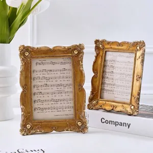 Detalle de marco de fotos barroco dorado con decoración de partitura musical