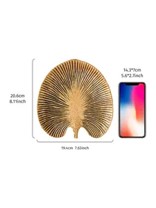Dimensions de la décoration murale en feuille de résine dorée avec téléphone pour échelle