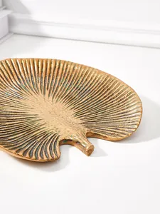 Détail d'une décoration murale en feuille de résine dorée effet vieilli