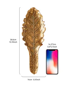 Dimensions de la décoration murale en feuille dorée en résine avec téléphone pour échelle
