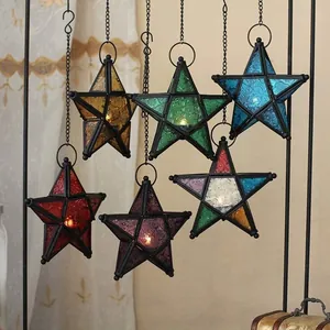 Detail von bunten marokkanischen Glaslaternen in Sternform mit schwarzem Metallrahmen