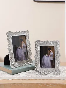 Detailansicht von kunstvollen silbernen Vintage-Fotorahmen in den Größen 4x6 und 5x7