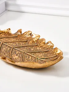 Détail macro d'une sculpture de feuille en résine dorée antique aux veines texturées