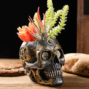 Nahaufnahme eines Steampunk-Totenkopf-Pflanzgefäßes aus Harz mit Zahnrädern