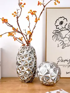 Moderne set van twee zilveren geometrische vazen met een 3D-ruitpatroon voor interieur