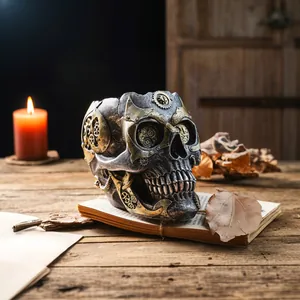 Nahaufnahme eines Steampunk-Schädel-Harz-Pflanzgefäßes mit Metallgetriebedetails