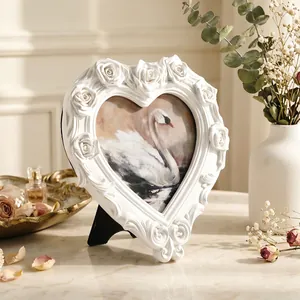 Eleganter Vintage-Fotorahmen in Herzform mit Rosen-Schnitzereien in Wohnzimmer-Ambiente