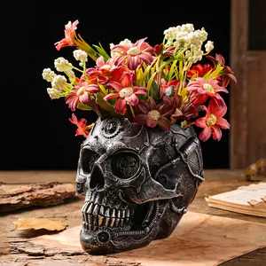 Detailansicht eines Steampunk-Schädel-Blumentopfs aus Harz mit komplexen Zahnrädern.