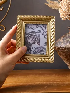 Vintage goldener Bilderrahmen mit elegantem Spiralmuster für Wohnkultur