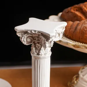 Primer plano de un candelabro de columna romana de resina blanca estilo vintage
